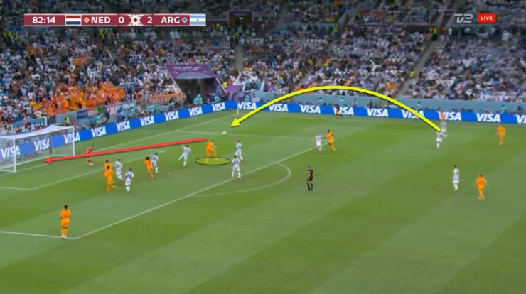 Weghorst bật cao hơn&nbsp;Martinez trong pha không chiến để đánh đầu ghi bàn rút ngắn tỷ số cho Hà Lan