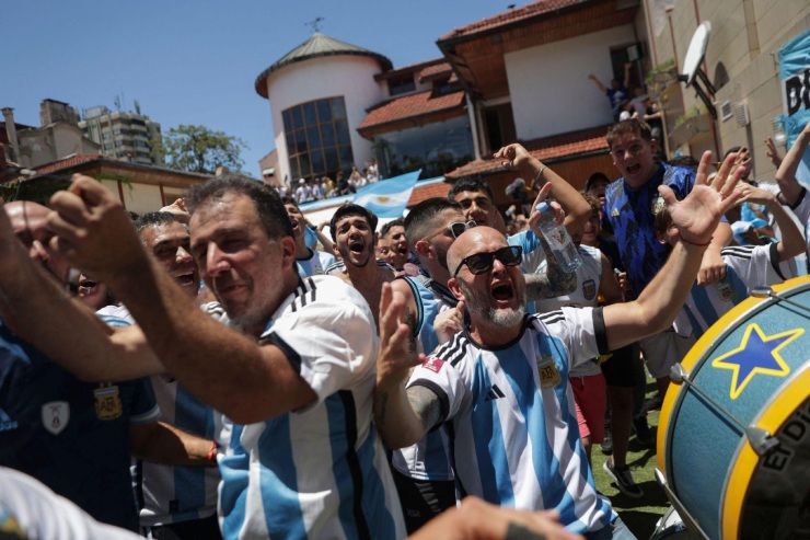 Để rồi, tất cả lại vỡ
òa sung sướng khi Messi và đồng đội thể hiện bản lĩnh trên chấm
luân lưu cân não để giành chiến thắng 4-2