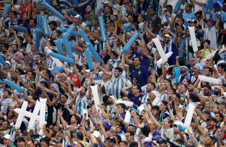 Fan Argentina ăn mừng trên máy bay, fan Ronaldo cho rằng CR7 vẫn vĩ đại nhất - 6