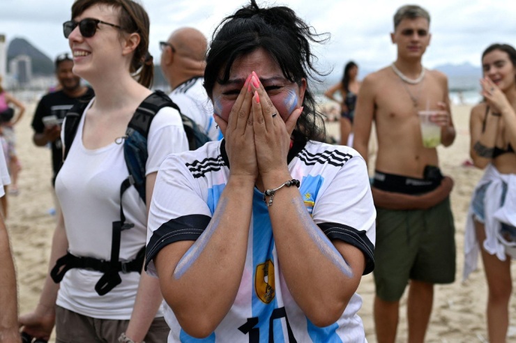 Người
hâm mộ Argentina khóc ngất và vỡ òa trong niềm vui chiến thắng. Họ
đã chờ đợi 36 năm, kể từ World Cup 1986 cho thời khắc vô địch