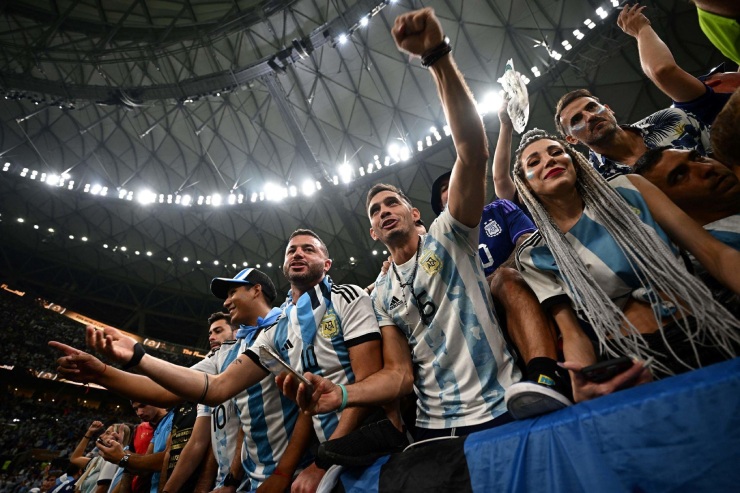 Thời
điểm Lionel Messi lập công trên chấm 11m mở tỷ số ở chung kết World
Cup 2022, hàng nghìn fan Argentina có mặt tại SVĐ Lusail
(Qatar) vỡ òa sung sướng