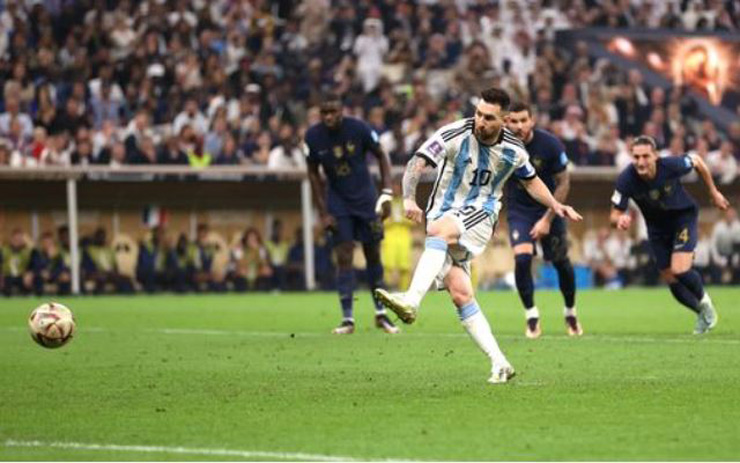 Lionel Messi sút penalty mở tỷ số cho Argentina trước Pháp
