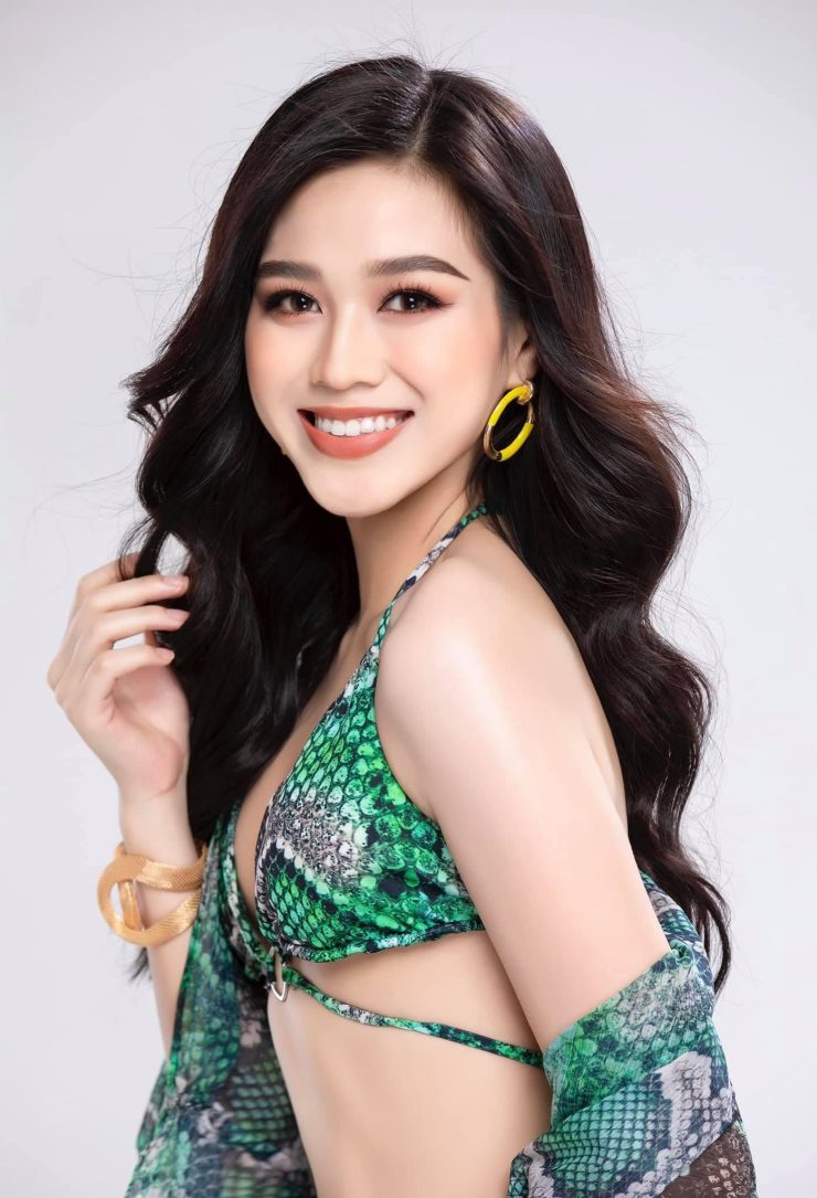 Nàng hậu luôn giữ gìn hình ảnh trong mắt công chúng khi lựa chọn thiết kế phù hợp, an toàn.
