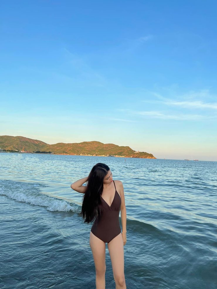 Cô có style lên đồ an toàn, gợi cảm vừa đủ.&nbsp;
