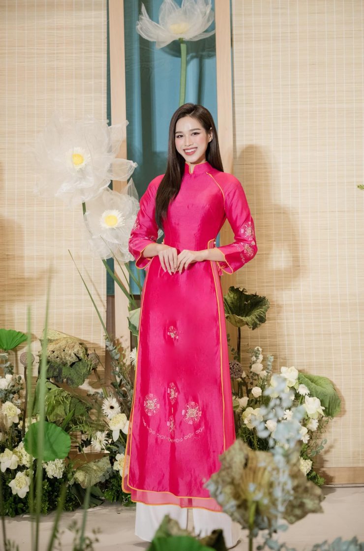 Nhan sắc rực rỡ của cô luôn thu hút mọi ánh nhìn dù lựa chọn phong cách thời trang nào.
