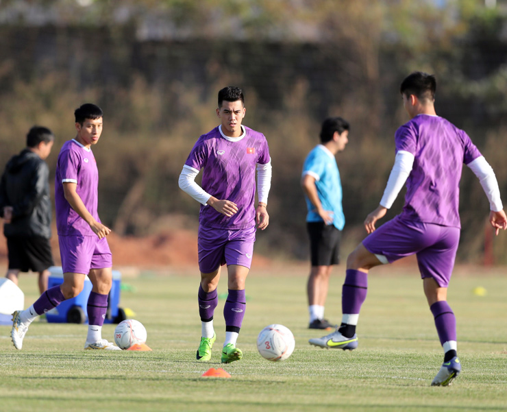 Chiều ngày 18/12, ĐT Việt Nam đã có buổi tập thứ hai tại Vientiane (Lào), để chuẩn bị cho cuộc so tài với ĐT Lào thuộc bảng B AFF Cup 2022 (19h30 ngày 21/12).
