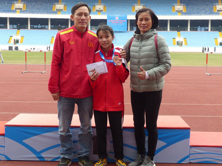 "Ốc tiêu" Lê Thị Tuyết gây bất ngờ khi giành HCV và phá kỷ lục Đại hội ở đường chạy Marathon. Ảnh: Nhật Huy