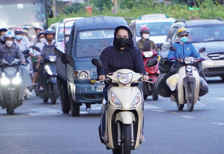 Người dân TP HCM mặc thêm áo để giữ ấm cho cơ thể khi đi ra đường