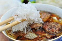 Ẩm thực - Top những quán bún chả truyền thống lâu đời nhất Hà Nội đông nghịt khách