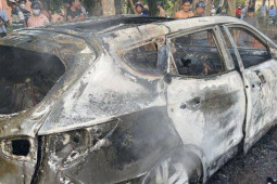 Tin tức trong ngày - Trong "chớp mắt", ô tô 7 chỗ cháy rụi trước sự ngỡ ngàng của nhiều người