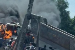 Tin tức trong ngày - Xe ben cháy ngùn ngụt ở Bình Dương