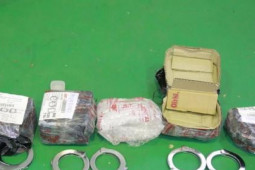 Pháp luật - Thu giữ nhiều còng số 8 và súng trong xe chuyển phát nhanh