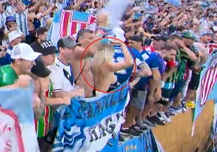 Fan nữ Argentina phấn khích cởi áo khoe vòng 1, nguy cơ bị bỏ tù - 1