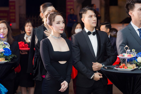 Anh còn sánh vai bên "người tình tin đồn" Quỳnh Nga. Cặp đôi diện tone đen sang trọng, không rời nửa bước.
