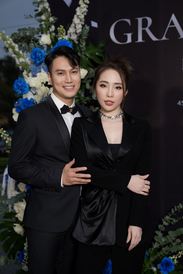 Vốn là cặp "người tình màn ảnh" nổi tiếng, Việt Anh cũng dính luôn tin đồn hẹn hò Quỳnh Nga, họ được đánh giá là rất đẹp đôi.