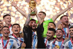 Argentina vô địch World Cup: Messi khoác ”hoàng bào” nâng cúp độc nhất lịch sử
