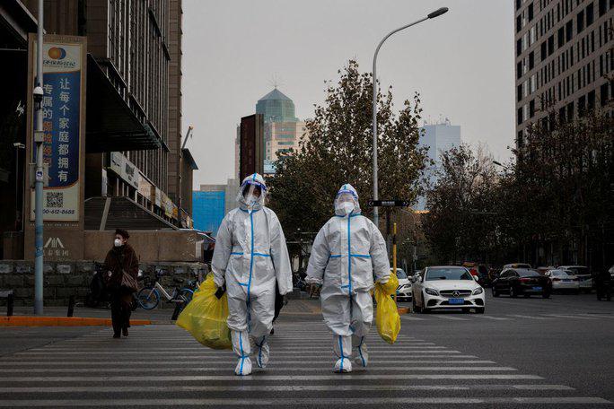 Nhân viên phòng chống dịch bệnh trên đường phố Bắc Kinh ẢNH: REUTERS