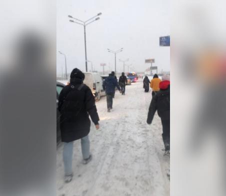 Tuyết rơi kỷ lục khiến giao thông bị tê liệt. Ảnh: RT