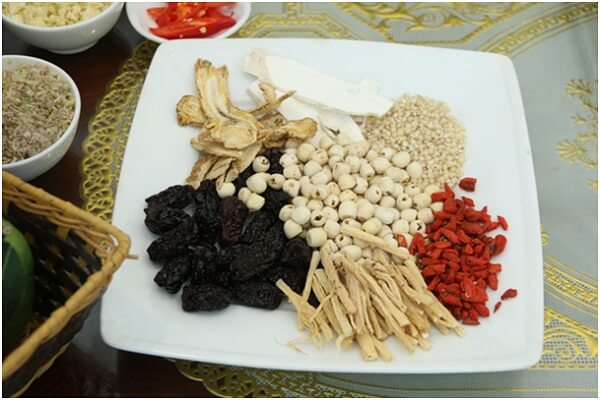 Vài thảo dược Đông y cho vào món ăn đặc biệt ngày Đông chí. Ảnh: Internet