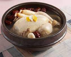 Thịt gà cũng cần khử mùi hôi tanh trước khi cho vào món ăn ngày Đông chí. Ảnh minh họa.