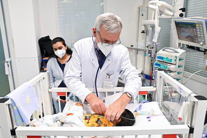 Bác sĩ khám cho bệnh nhi nhiễm RSV tại phòng chăm sóc đặc biệt của Phòng khám Asklepios ở Sankt Augustin - Đức hôm 6-12 Ảnh: REUTERS