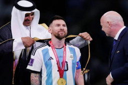 Messi mặc áo choàng đen nâng cúp vàng World Cup, nhiều cổ động viên ”nóng mắt”