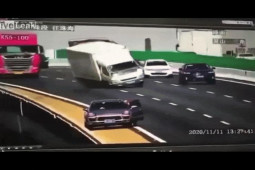 Clip: Xe tải nổ lốp mất lái va chạm mạnh khiến xe con lộn vòng rơi xuống cầu