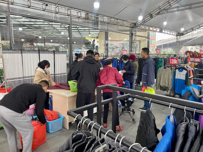 Quần áo "xả hàng tồn kho" ở đường Trường Chinh thu hút được nhiều người mua sắm.