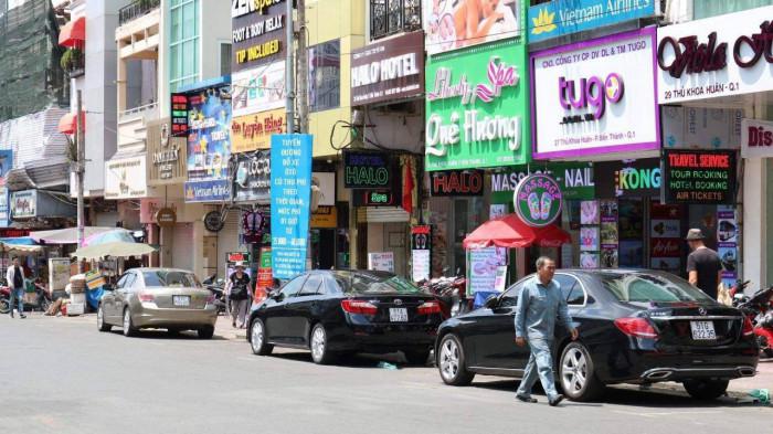 ​​​​Các phương tiện đầu trên đường Thủ Khoa Huân, nơi tổ chức thu phí đỗ xe dưới lòng đường.