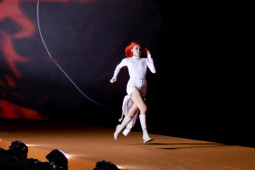 Thời trang - Siêu mẫu Minh Tú thực hiện màn catwalk ngược "có 1-0-2" ở Việt Nam