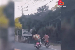 Xe máy - Xe đạp - Clip: Cô gái nghịch dại định "hại" bạn mình nhận ngay "quả báo"