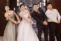 Thời trang - Cô dâu, phù dâu Chiết Giang mặc váy cưới để lộ thân hình "đô con" như lực sĩ