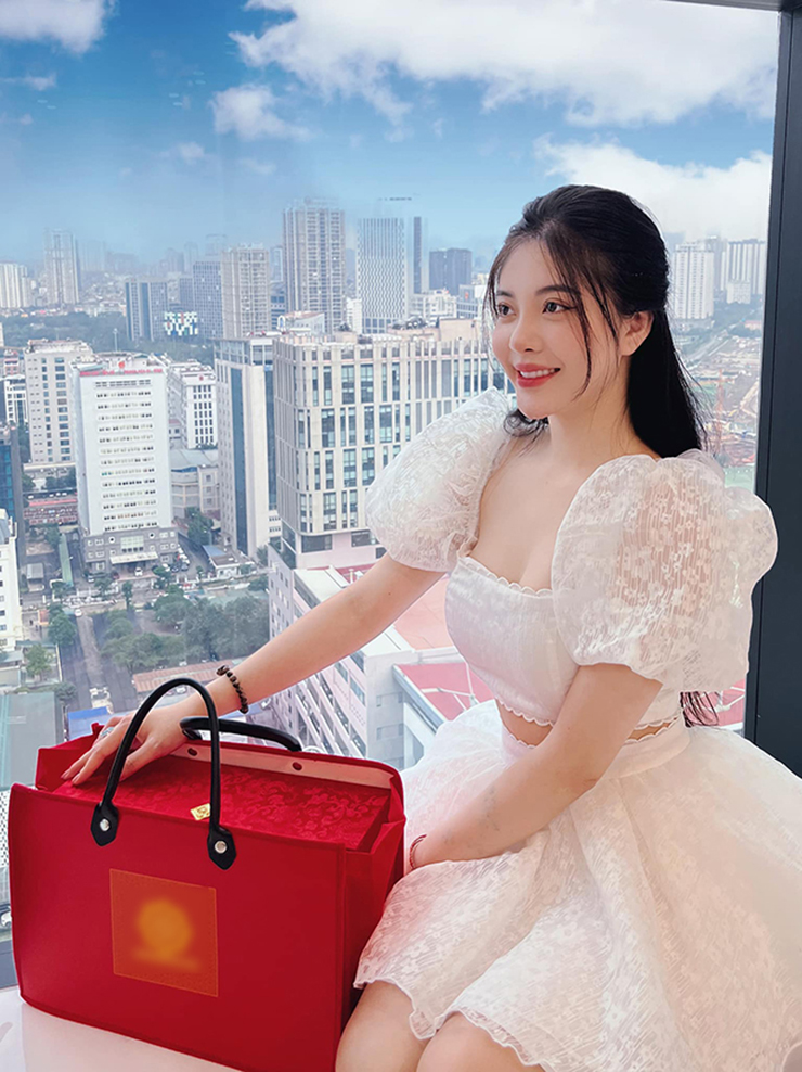Có thể thấy, nhan sắc nữ TikToker khi lên sóng truyền hình dường như không có khác biệt&nbsp;gì nhiều&nbsp;so với các hình ảnh đăng tải trên mạng xã hội.