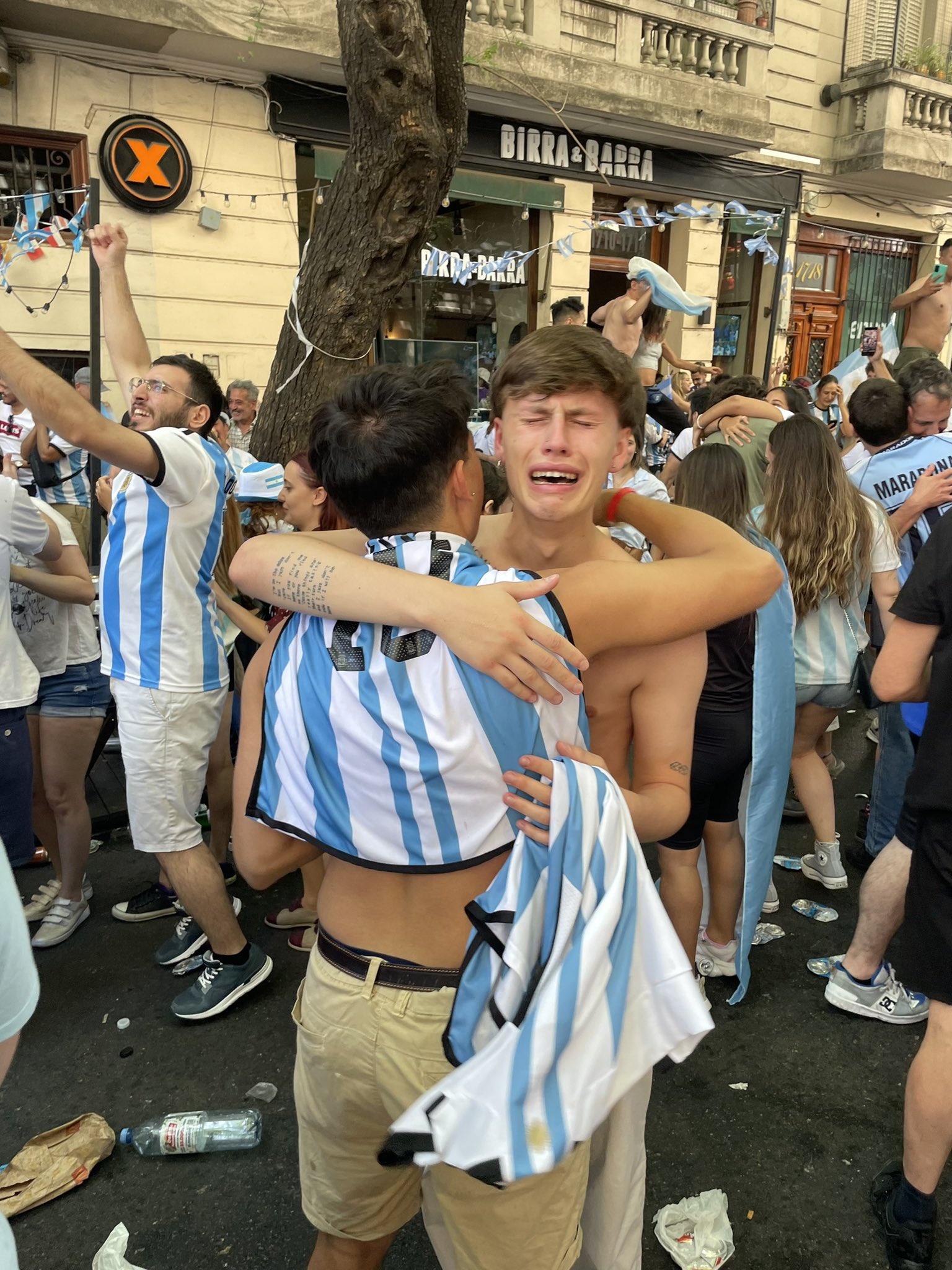 Cảm xúc của các cổ động viên Argentina khi đội nhà vô địch World Cup.