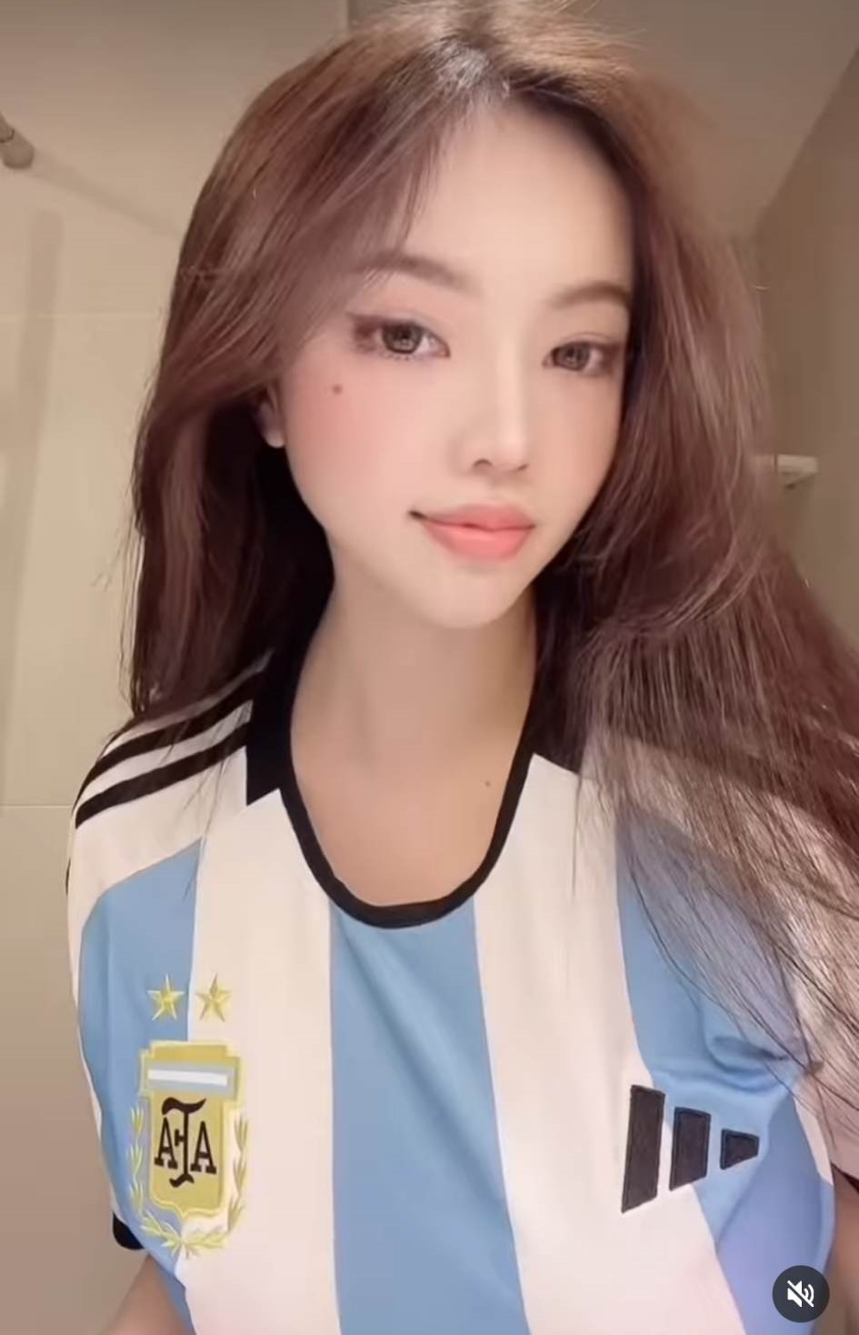 Hot girl Trung Quốc cũng diện những bộ trang phục bóng đá mang màu sắc của&nbsp;Argentina.
