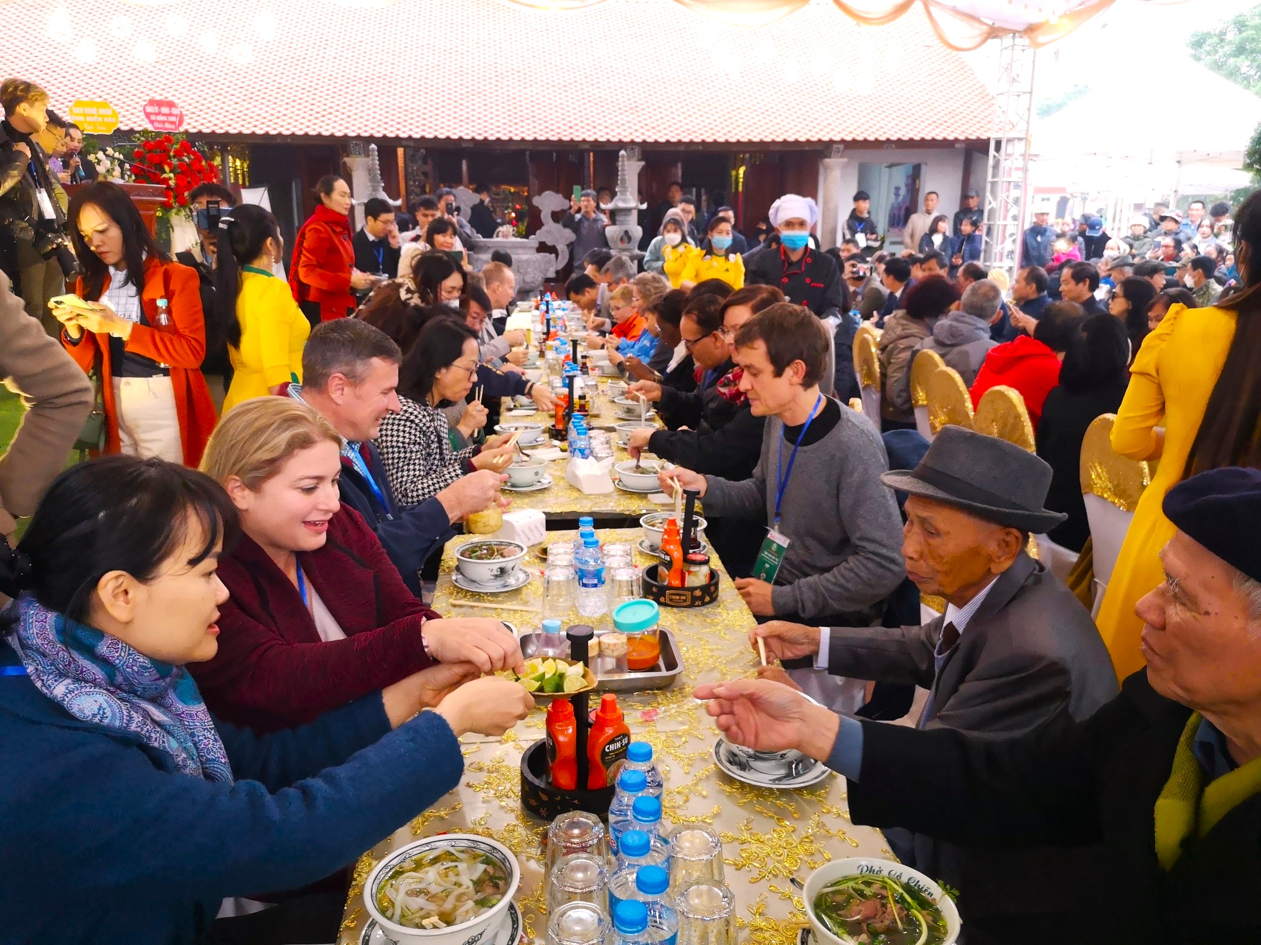 Khách tham quan thưởng thức hương vị phở xưa trong hội làng