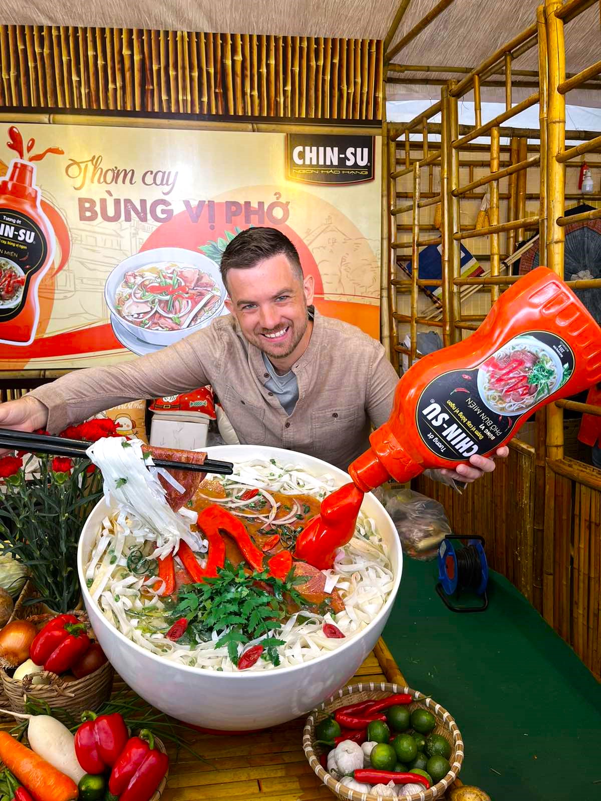 Anh Chad Richard Kubanoff, một người Mỹ có vợ Việt, nổi tiếng với các video về phở trên kênh TikTok