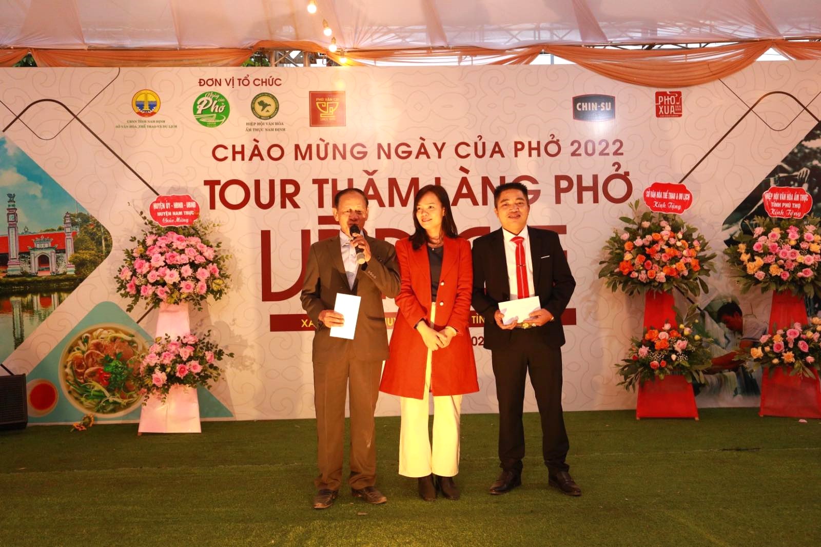 Bà Đinh Hồng Vân, Giám đốc Tiếp thị cấp cao ngành hàng Gia vị - Công ty Cổ phần Hàng Tiêu Dùng Masan nói lời cảm ơn và tặng quà Ban Khánh tiết làng và chi hội phở truyền thống Vân Cù