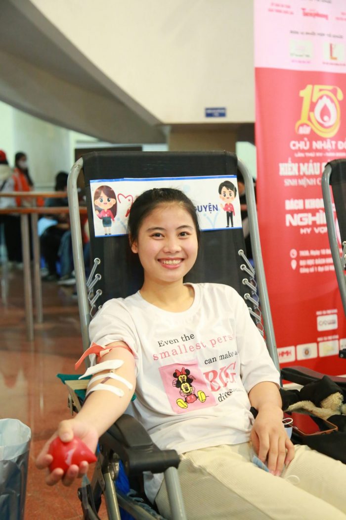 Bạn Nguyễn Thị Minh Tường (sinh viên Đại học Bách Khoa Hà Nội), lần đầu tiên tham gia hiến máu.