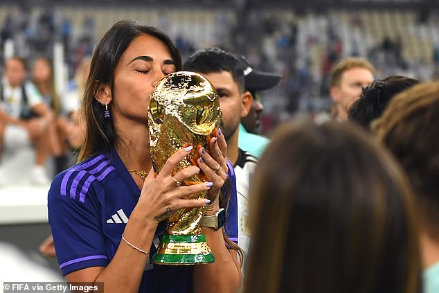 Vợ Messi, Antonella Roccuzzo luôn có mặt để dõi theo các trận đấu và ăn mừng cùng chồng.