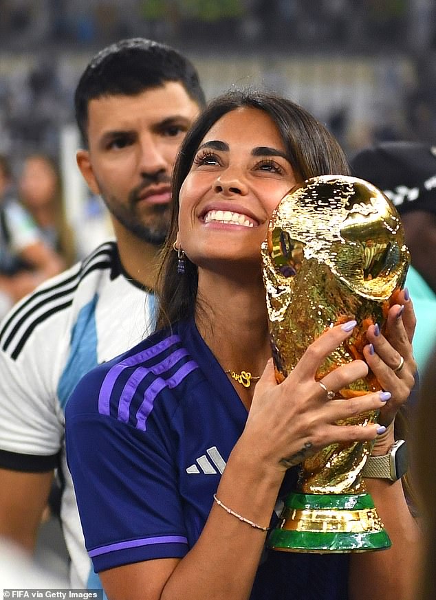 Messi đã giành chiếc cúp vô địch ý nghĩa, không chỉ cho đội tuyển Argentina, mà còn cho gia đình.