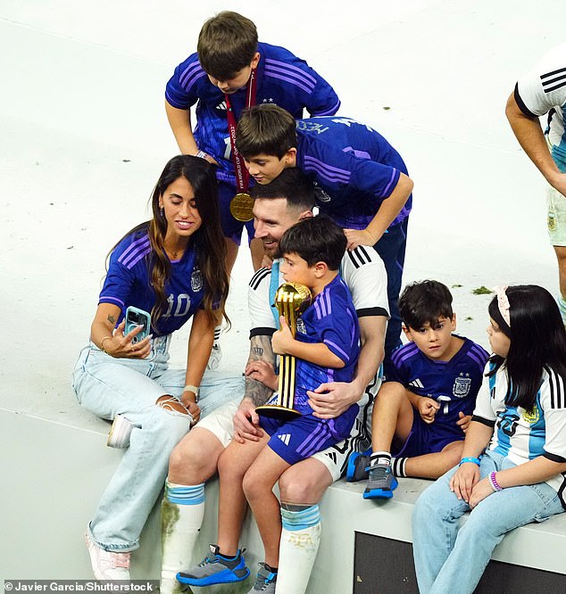 Gia đình Messi ăn mừng vô địch World Cup.