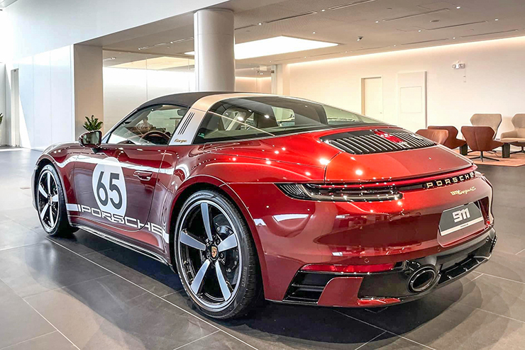 Mẫu xe đặc biệt Porsche 911 Targa 4S Heritage được chào bán dạng xe lướt - 3