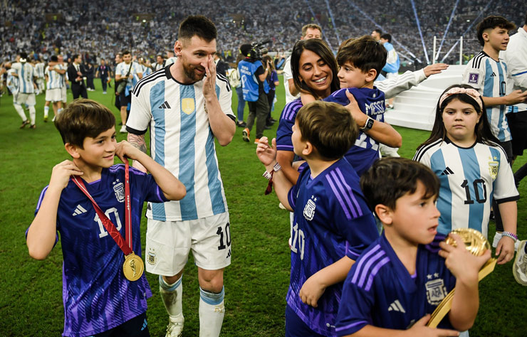 Messi bùng nổ giúp Argentina &#34;lên đỉnh&#34; thế giới: Thiên tài đón mưa kỷ lục - 2