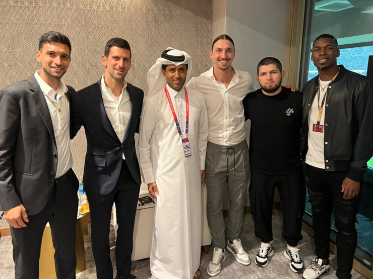 Novak Djokovic chụp ảnh cùng Zlatan Ibrahimovic, Paul Pogba, Javier Pastore, võ sĩ cựu vô địch hạng nhẹ UFC Khabib Nurmagomedov và Chủ tịch PSG Nasser Al-Khelaifi khi dự khán trận chung kết World Cup 2022