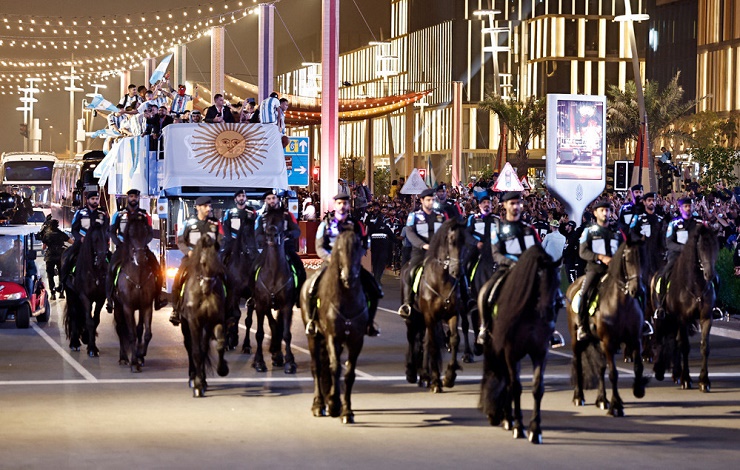 Các kỵ binh đi phía trước để bảo vệ
các nhà vô địch World Cup 2022