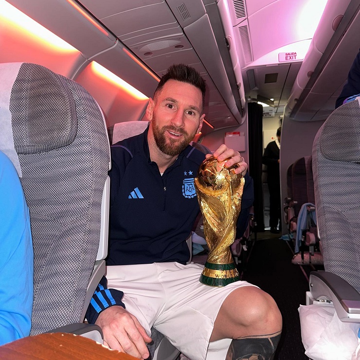 Messi cùng chiếc cúp danh giá nhất
hành tinh trên máy bay về quê nhà Argentina