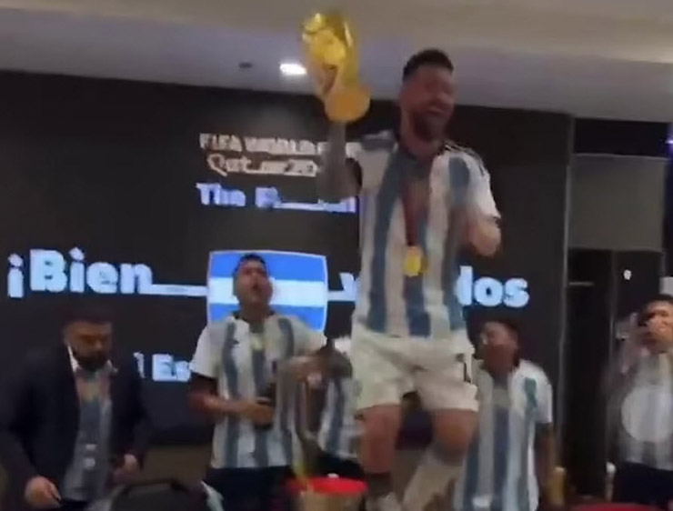 Fan Argentina ăn mừng trên máy bay, fan Ronaldo cho rằng CR7 vẫn vĩ đại nhất - 2