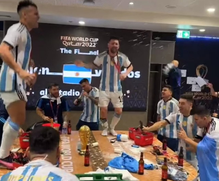 Fan Argentina ăn mừng trên máy bay, fan Ronaldo cho rằng CR7 vẫn vĩ đại nhất - 3