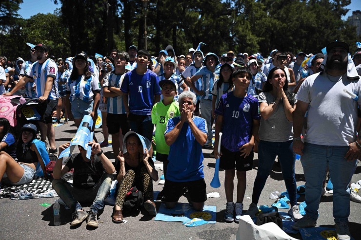 Fan Argentina ăn mừng trên máy bay, fan Ronaldo cho rằng CR7 vẫn vĩ đại nhất - 4